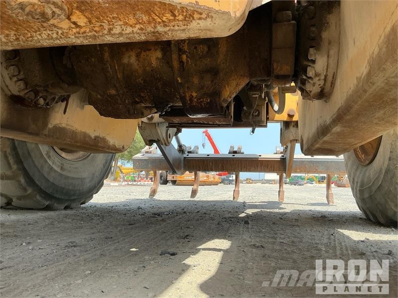 Volvo G780B معدات تمهيد الطرق