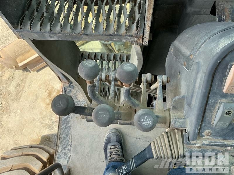 Volvo G780B معدات تمهيد الطرق