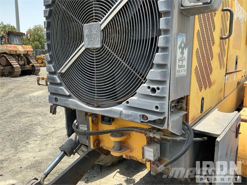Volvo G780B معدات تمهيد الطرق