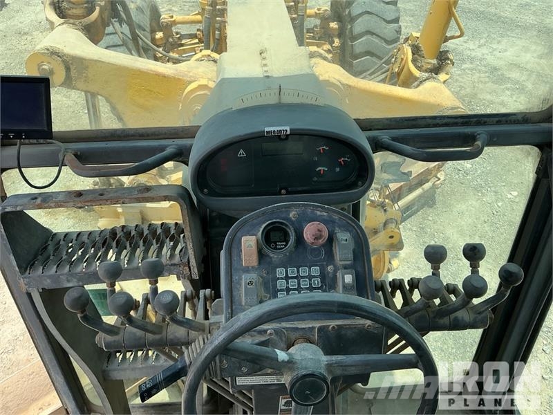 Volvo G780B معدات تمهيد الطرق