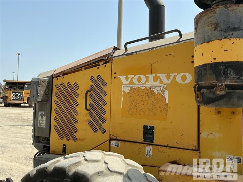 Volvo G780B معدات تمهيد الطرق