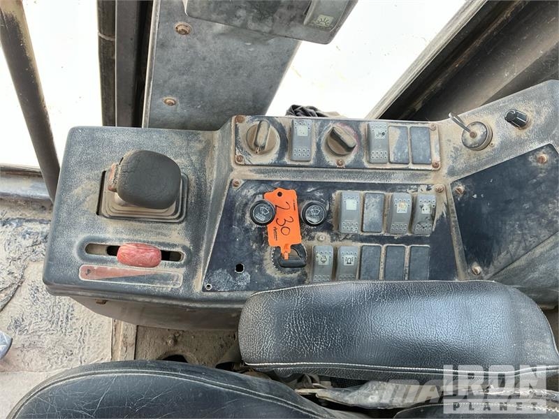 Volvo G780B معدات تمهيد الطرق