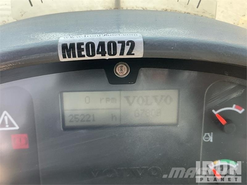 Volvo G780B معدات تمهيد الطرق