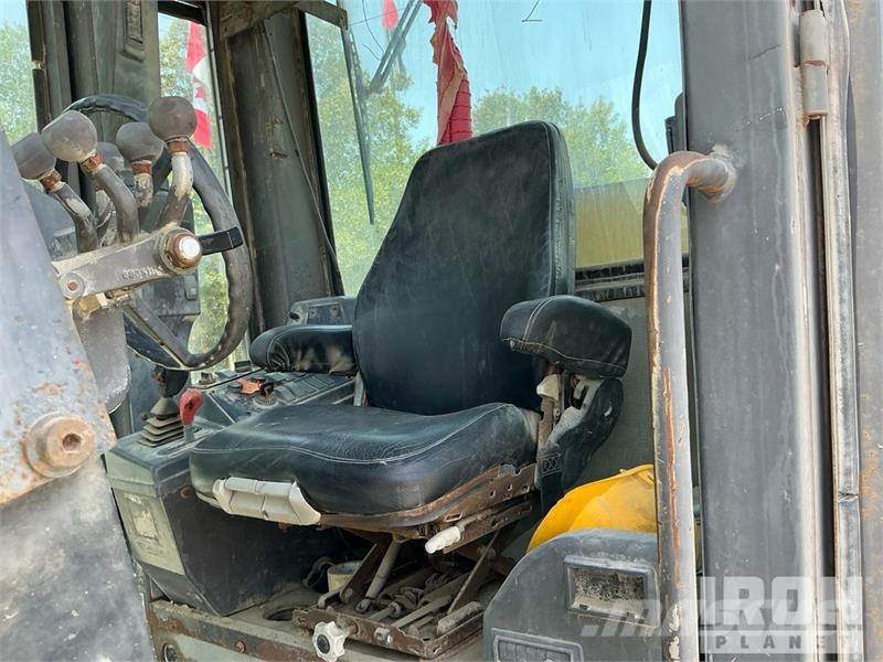 Volvo G780B معدات تمهيد الطرق