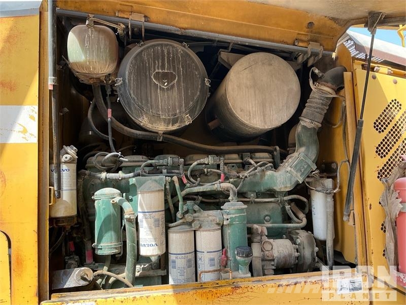Volvo G780B معدات تمهيد الطرق