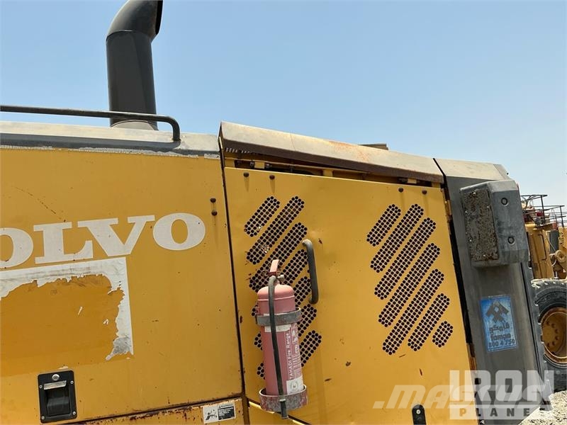 Volvo G780B معدات تمهيد الطرق