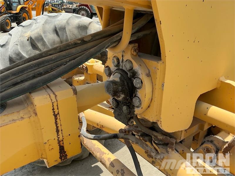 Volvo G780B معدات تمهيد الطرق