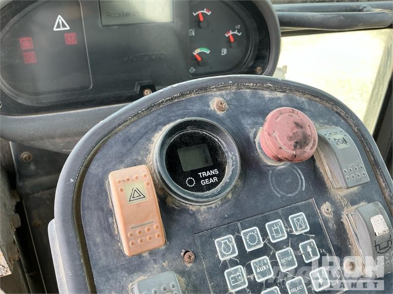 Volvo G780B معدات تمهيد الطرق