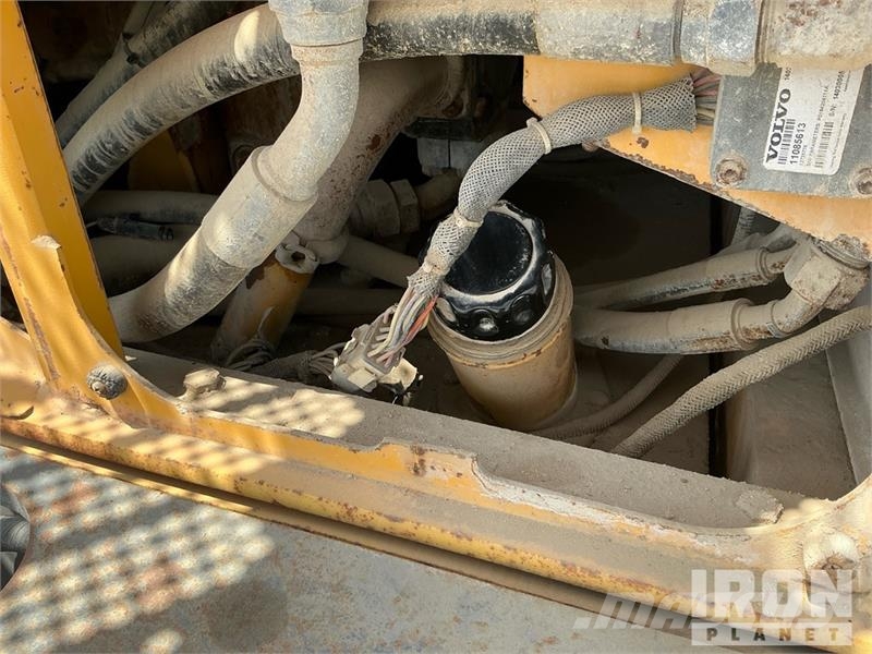 Volvo G780B معدات تمهيد الطرق
