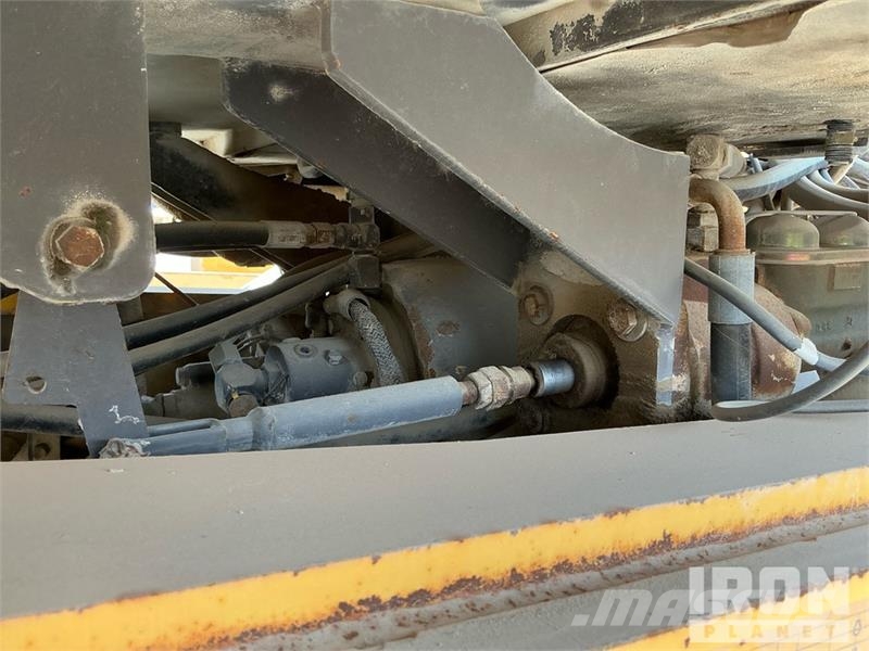 Volvo G780B معدات تمهيد الطرق