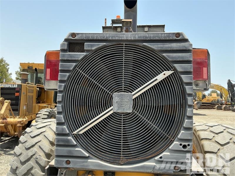 Volvo G780B معدات تمهيد الطرق