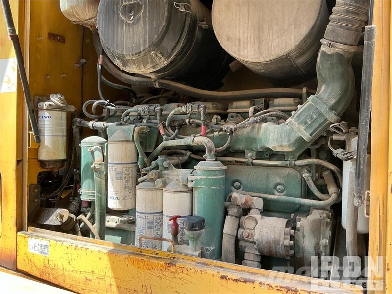 Volvo G780B معدات تمهيد الطرق
