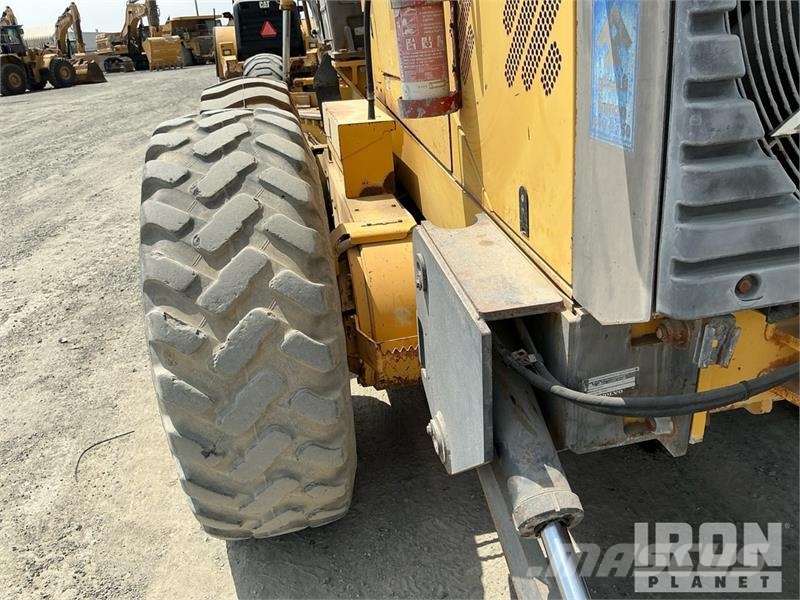 Volvo G780B معدات تمهيد الطرق