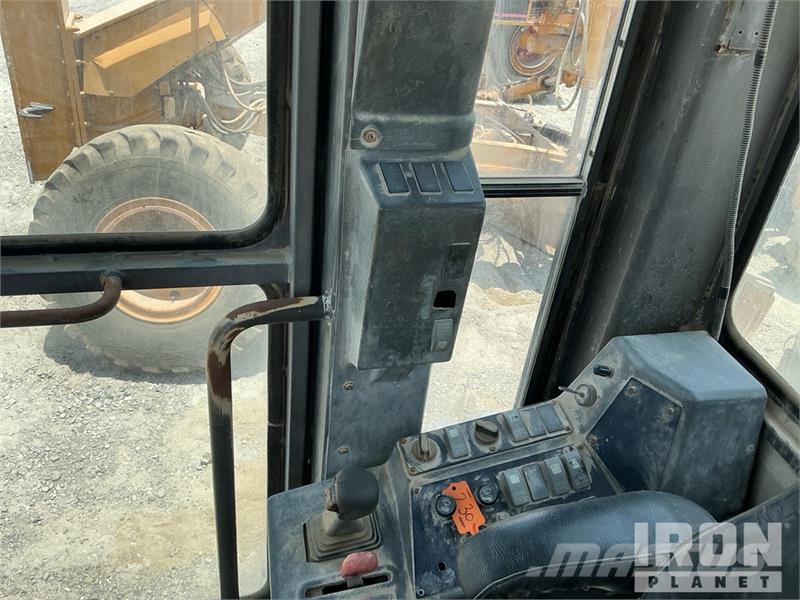 Volvo G780B معدات تمهيد الطرق