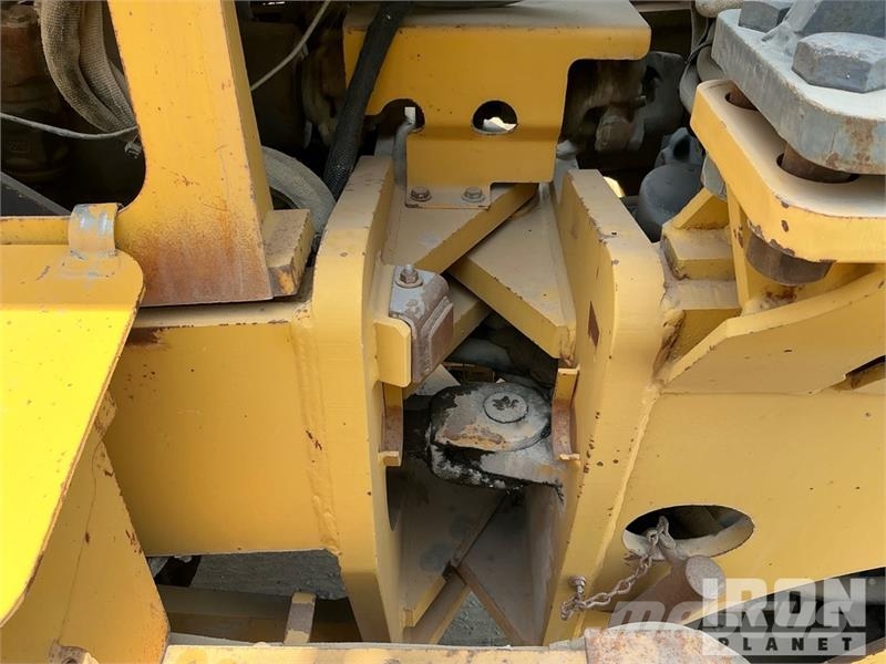 Volvo G780B معدات تمهيد الطرق