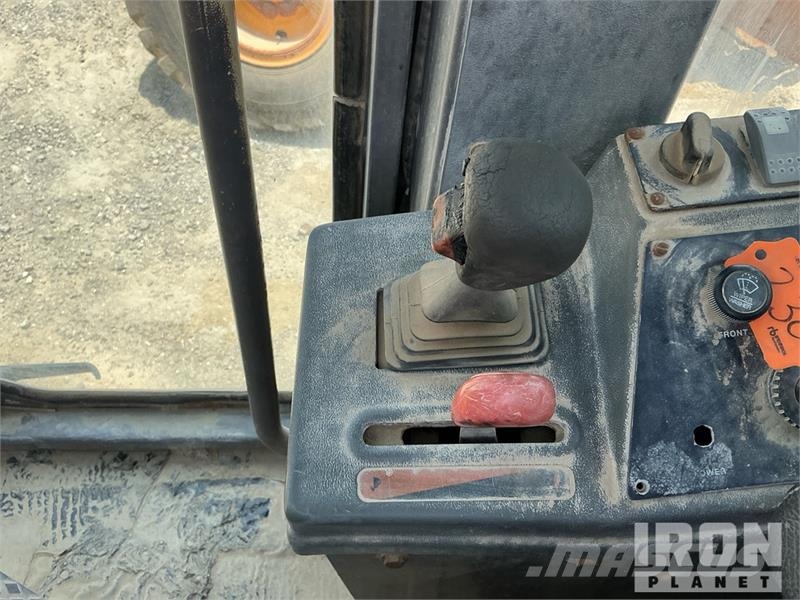Volvo G780B معدات تمهيد الطرق
