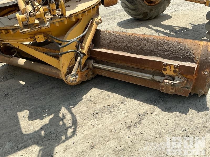 Volvo G780B معدات تمهيد الطرق