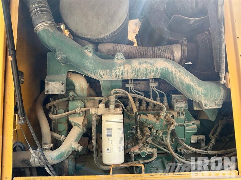 Volvo G780B معدات تمهيد الطرق