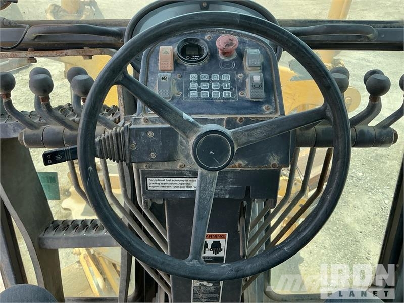 Volvo G780B معدات تمهيد الطرق