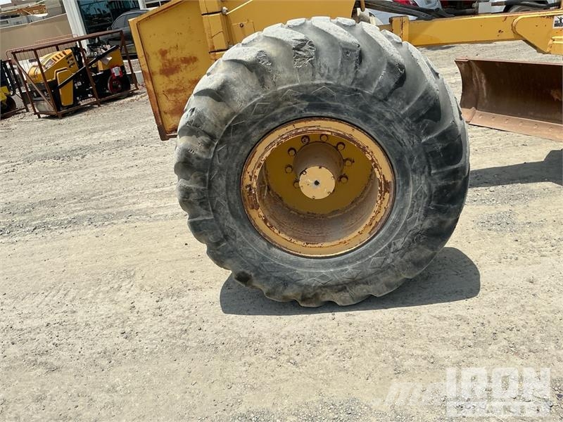 Volvo G780B معدات تمهيد الطرق
