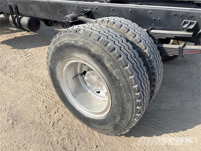 XCMG XGA1182D6SAX 4x2 Sleeper Cab and Chassis Cabines