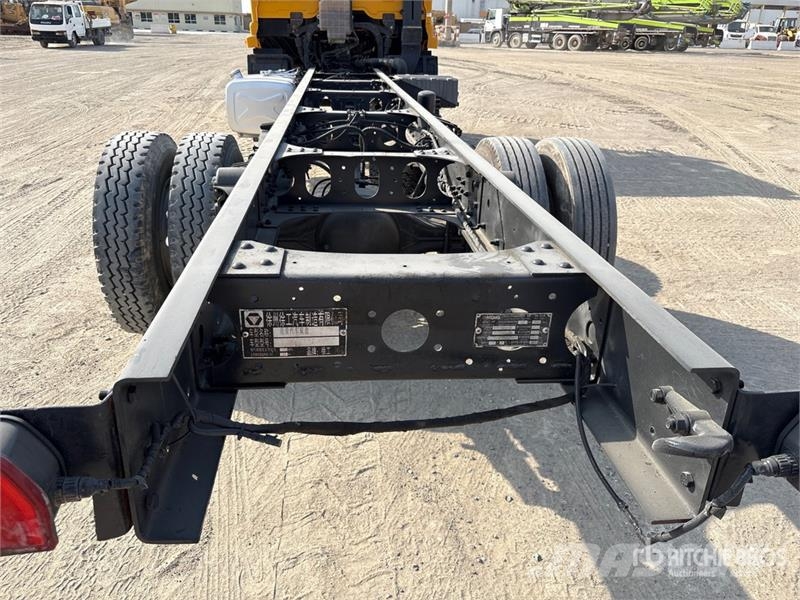 XCMG XGA1182D6SAX 4x2 Sleeper Cab and Chassis Cabines