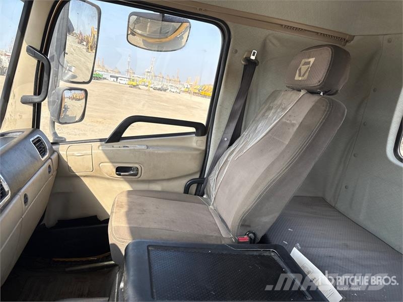 XCMG XGA1182D6SAX 4x2 Sleeper Cab and Chassis Cabines