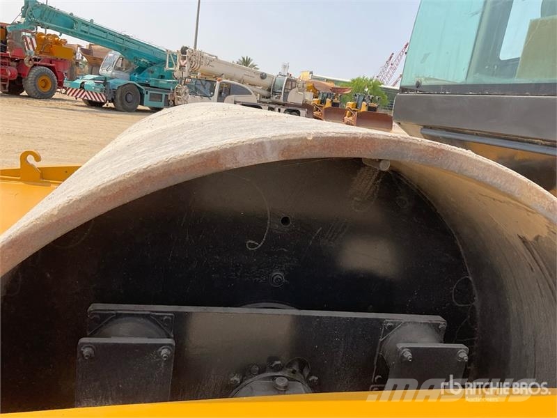 XCMG XS223JE Smooth Drum Compactor مداحل أحادية الأسطوانة