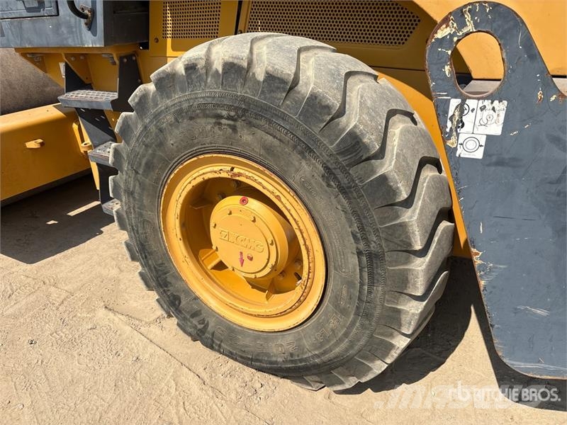 XCMG XS223JE Smooth Drum Compactor 单轮压路机