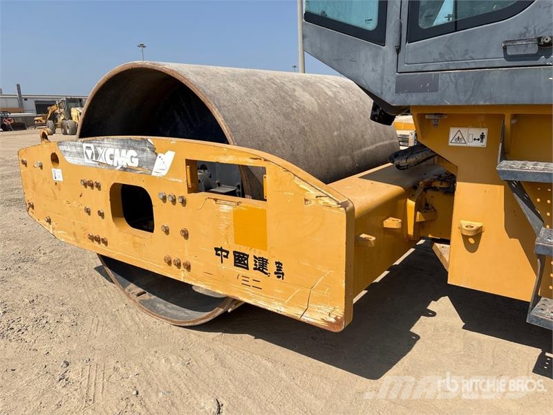 XCMG XS223JE Smooth Drum Compactor 单轮压路机