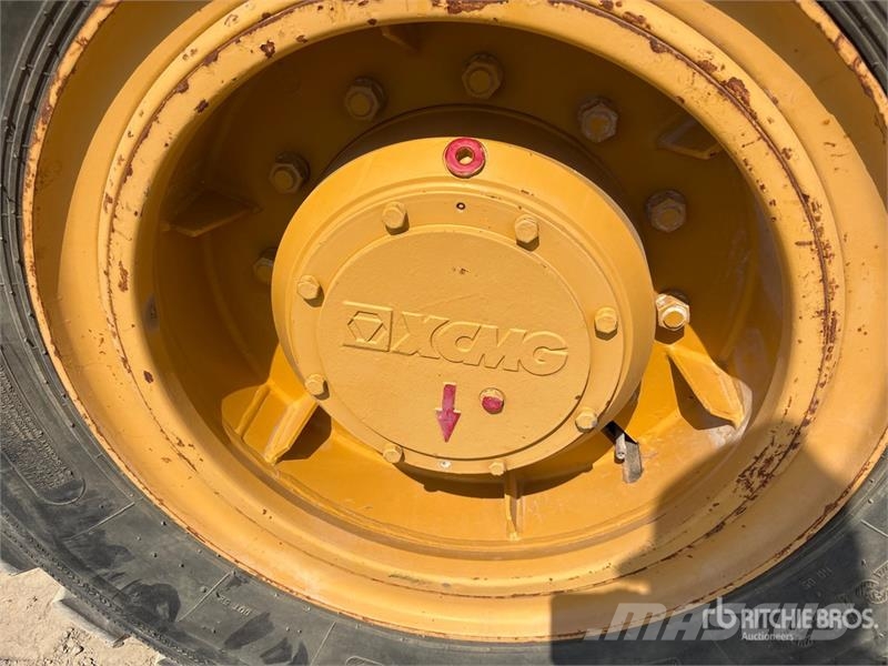 XCMG XS223JE Smooth Drum Compactor 单轮压路机