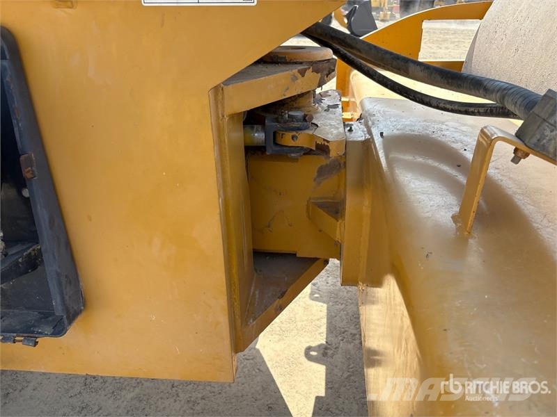 XCMG XS223JE Smooth Drum Compactor 单轮压路机
