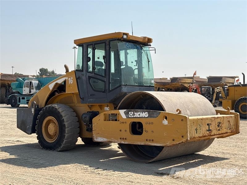 XCMG XS223JE Smooth Drum Compactor 单轮压路机