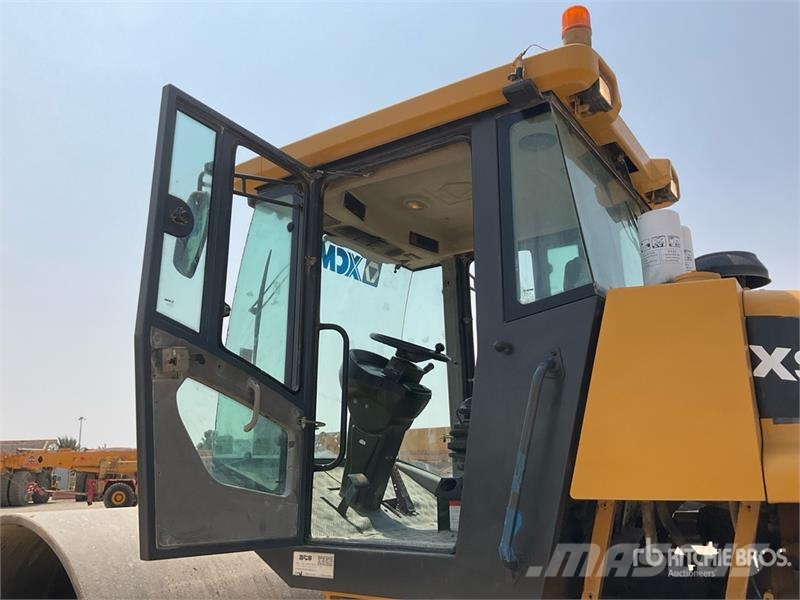 XCMG XS223JE Smooth Drum Compactor مداحل أحادية الأسطوانة