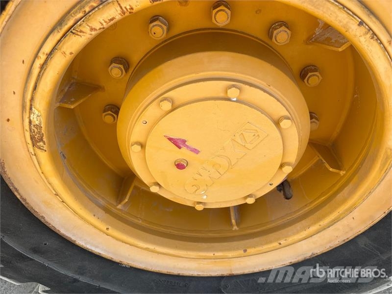 XCMG XS223JE Smooth Drum Compactor 单轮压路机