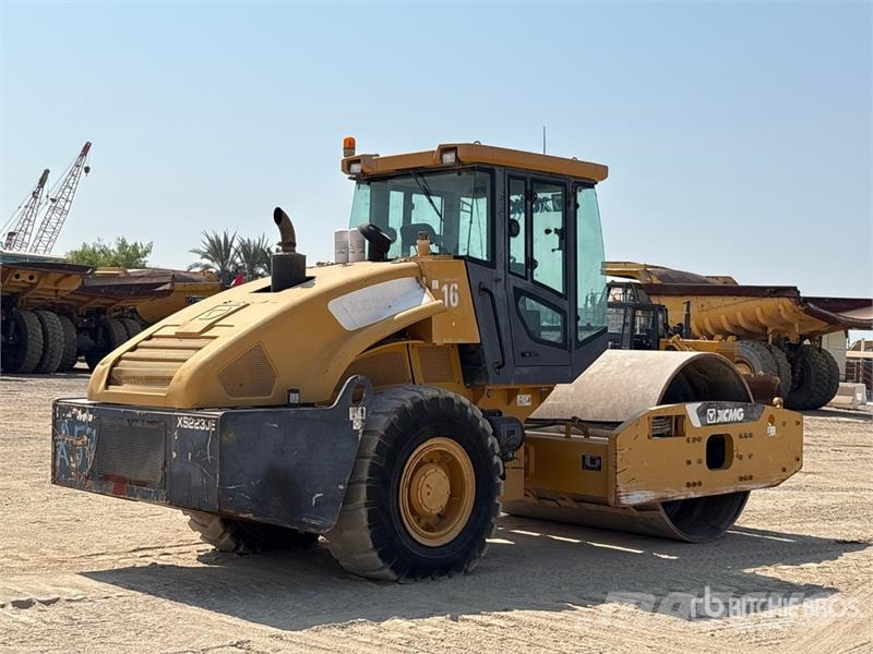 XCMG XS223JE Smooth Drum Compactor 单轮压路机