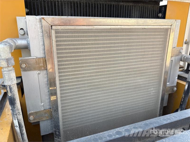 XCMG XS223JE Smooth Drum Compactor 单轮压路机