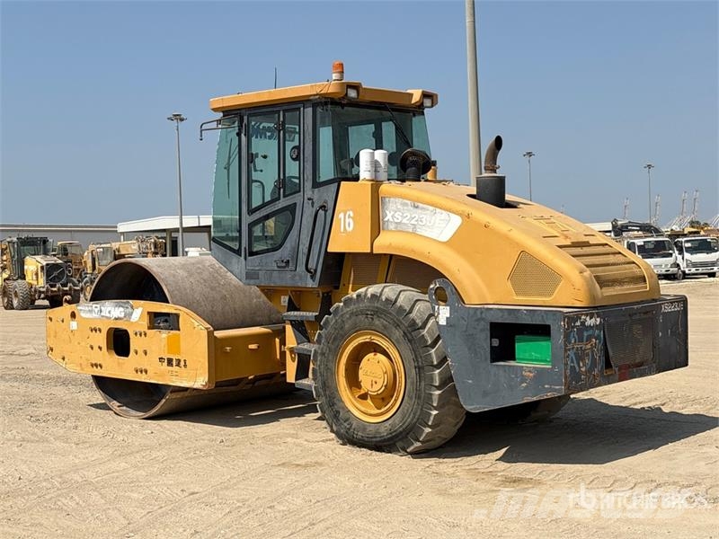 XCMG XS223JE Smooth Drum Compactor 单轮压路机