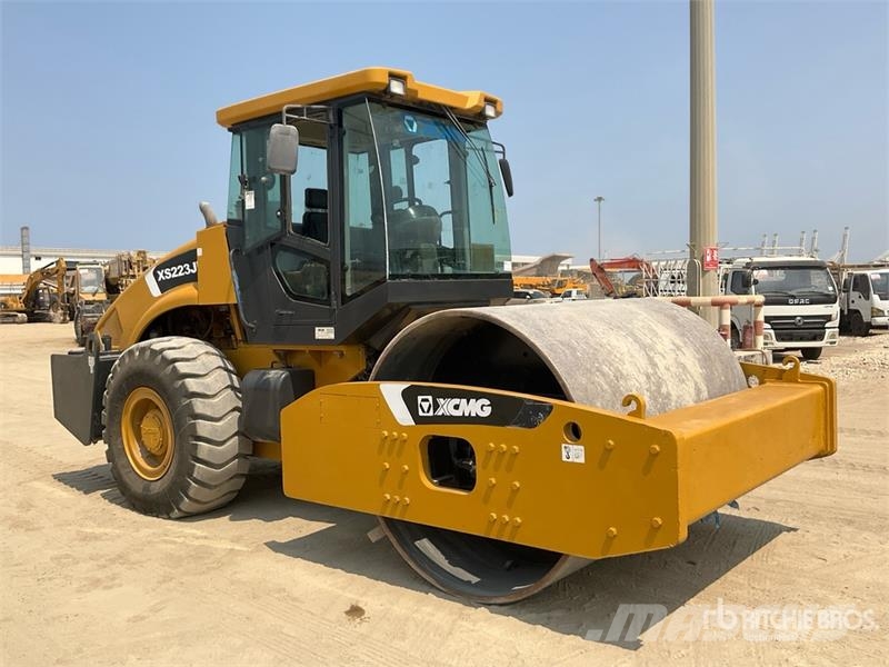 XCMG XS223JE Smooth Drum Compactor مداحل أحادية الأسطوانة