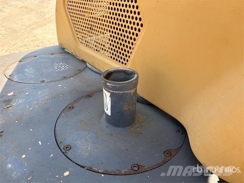 XCMG XS223JE Smooth Drum Compactor 单轮压路机