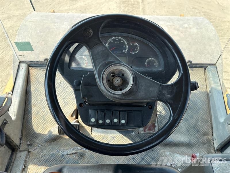 XCMG XS223JE Smooth Drum Compactor 单轮压路机