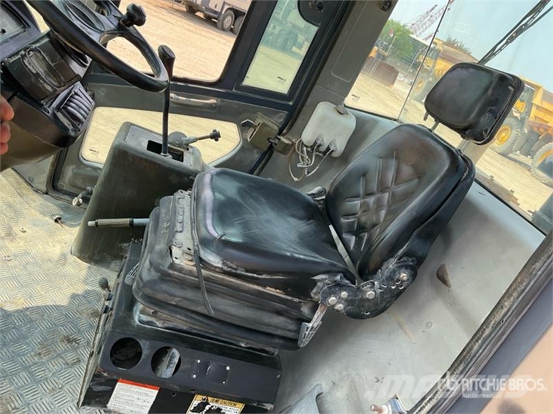 XCMG XS223JE Smooth Drum Compactor مداحل أحادية الأسطوانة