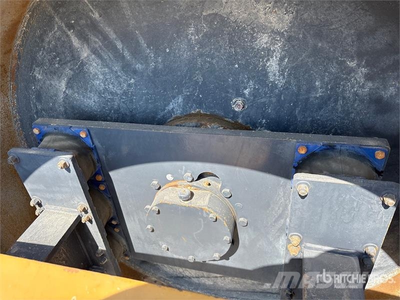 XCMG XS223JE Smooth Drum Compactor 单轮压路机