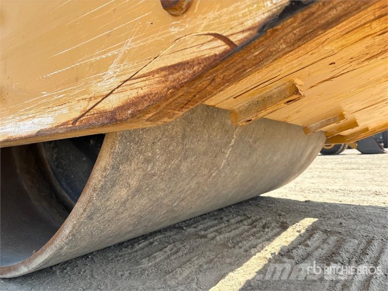 XCMG XS223JE Smooth Drum Compactor 单轮压路机