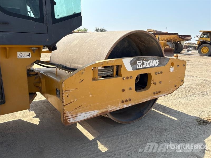 XCMG XS223JE Smooth Drum Compactor 单轮压路机