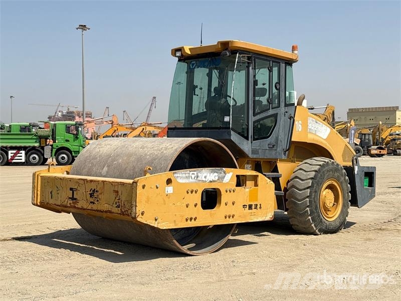 XCMG XS223JE Smooth Drum Compactor 单轮压路机