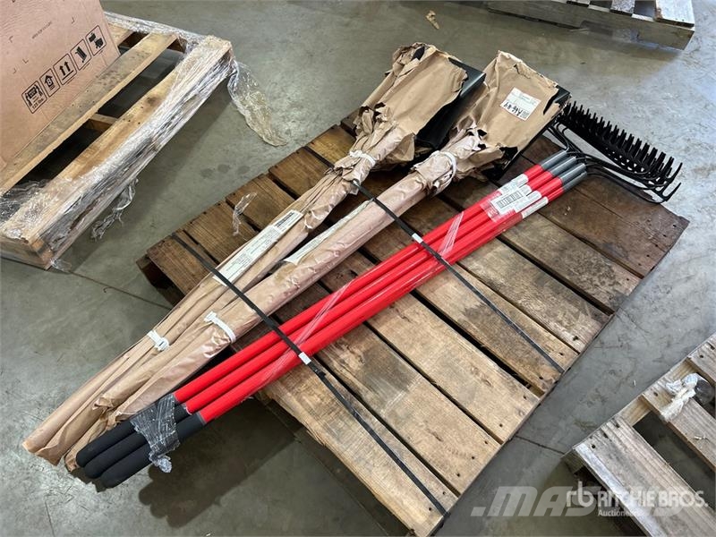 12 pc Assorted Landscaping Tools Landbruk - Annet
