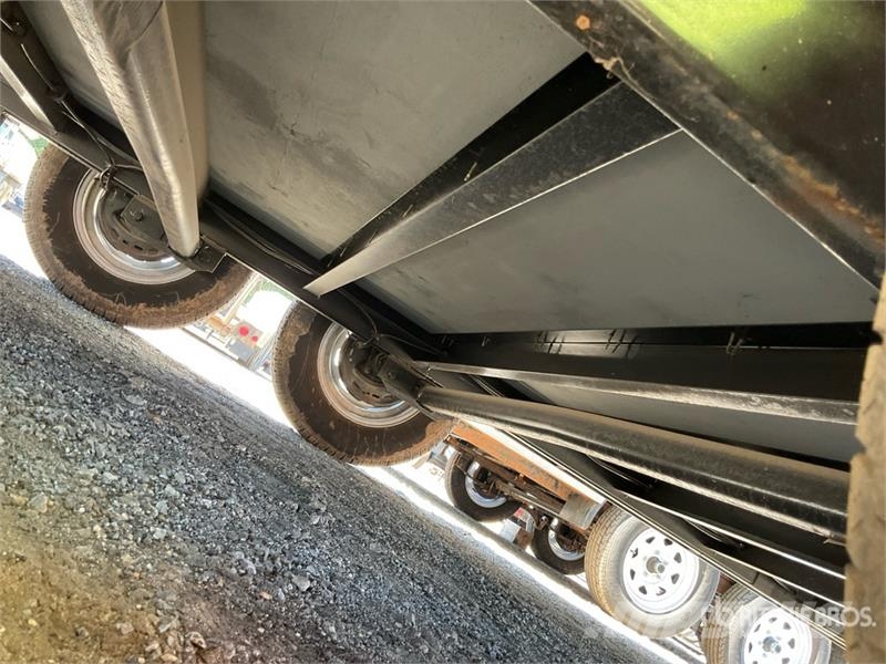 16 ft T/A Enclosed Trailer Carrocería de caja