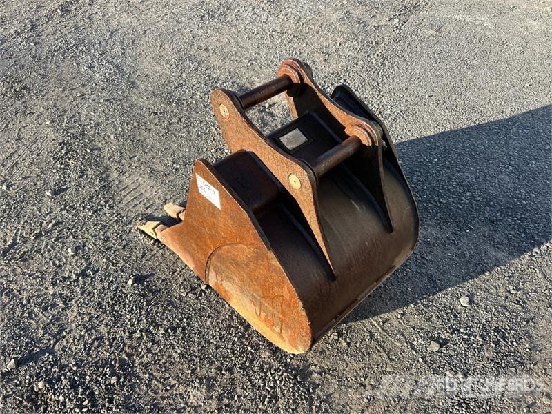 20 in Backhoe Rear Bucket Cucharones