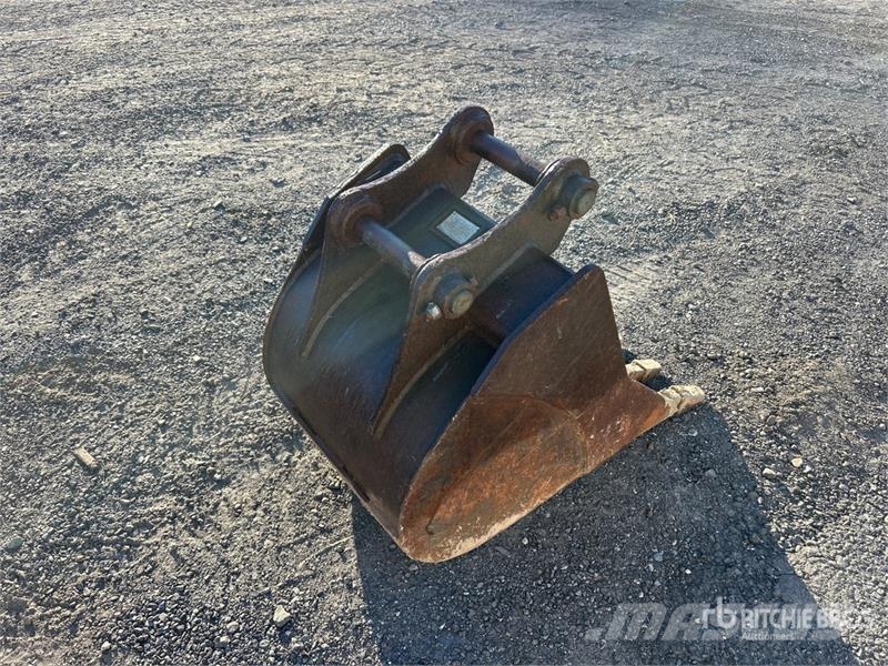 20 in Backhoe Rear Bucket Cucharones